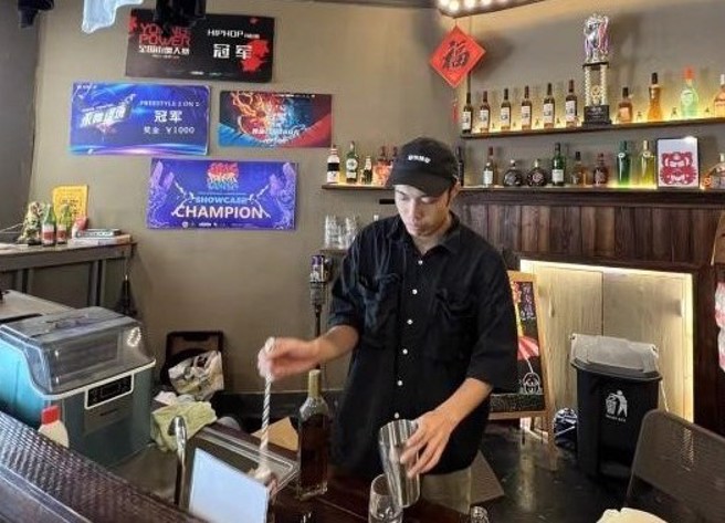 杨昕达于舞岛练舞房里冲调饮品。(图／旺旺中时文化传媒(北京)有限公司提供)