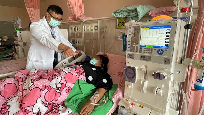 亚大医肾臟科医师呼吁，若洗肾当下遇到紧急灾害，万万不可自行拔针，以免造成气栓导致生命危险。（亚大附医提供／潘虹恩台中传真）