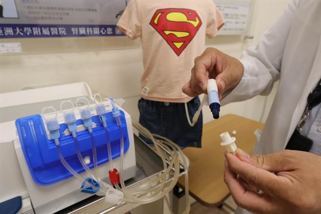 林轩任说，「腹膜透析」的患者可先停止机器透析，分离洗肾管路后，跑至安全处再放液即可。（亚大附医提供／潘虹恩台中传真）