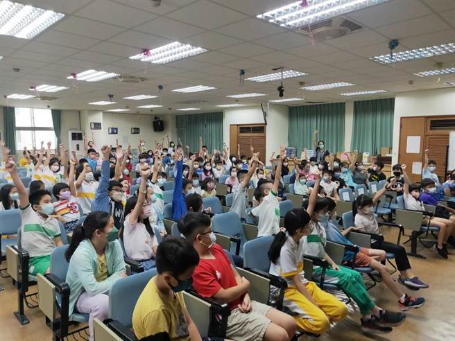 四维国小学生在「高雄市推动活力海洋计画」课程反应热烈。（主办单位提供／林瑞益高雄传真）