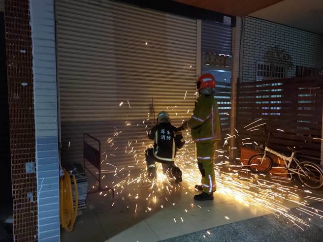 民眾欲点交内埔法拍屋，惊见焦尸与白骨。(警方提供)