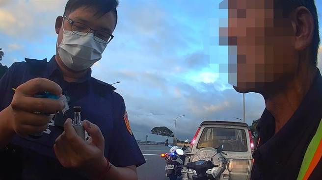 桃園大園一名邱姓男子（右）因沒繫安全帶被盤查，意外得知自己身上背9條通緝罪。（翻攝畫面／蔡明亘桃園傳真）