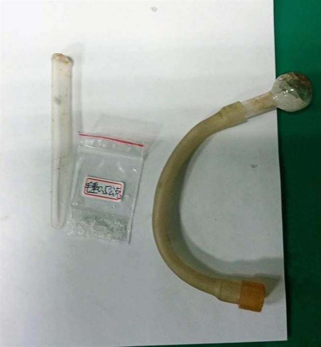 警方在邱男身上查獲1小包安非他命，以及使用過的玻璃球吸食器。（翻攝畫面／蔡明亘桃園傳真）