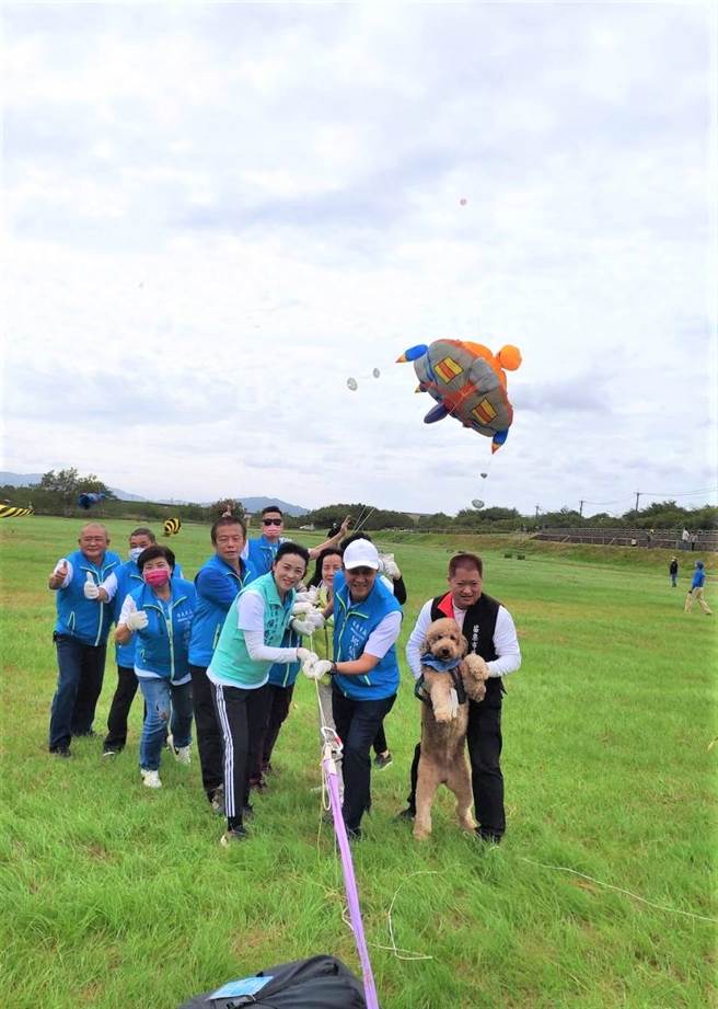 苗栗市長邱鎮軍、苗栗市民代表會主席楊喬安等人體驗放風箏。（李京昇攝）