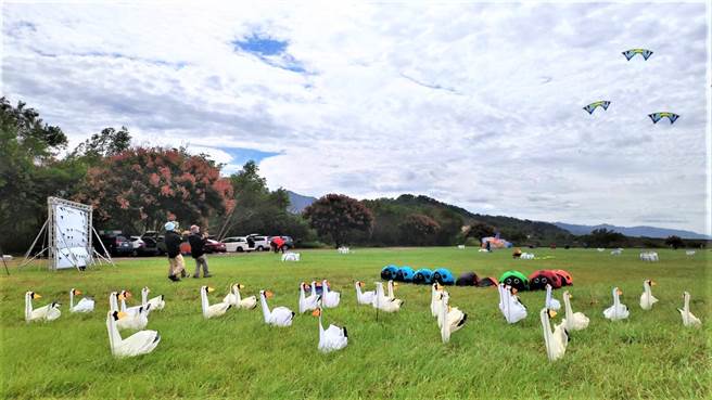 亞洲國際風箏聯合會偕同專業風箏好手，率先試飛風箏為活動揭開序幕。（李京昇攝）