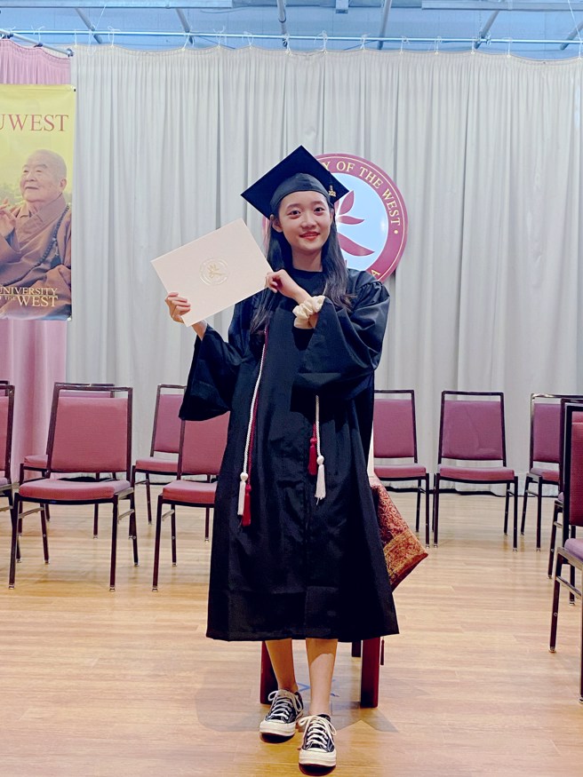 南华大学国企学程王冠玟于今年取得南华及美国西来大学跨国双学位。(照片/南华大学提供)