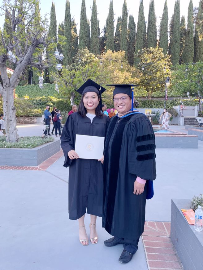 南华大学国企学程曾湘绫(左)于今年取得南华及美国西来大学跨国双学位。(照片/南华大学提供)
