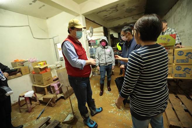 市长林右昌18日下午前往视察，指示工务处先将边坡水路导排，稳定后方边坡土层。（基隆市政府提供／陈彩玲基隆传真）