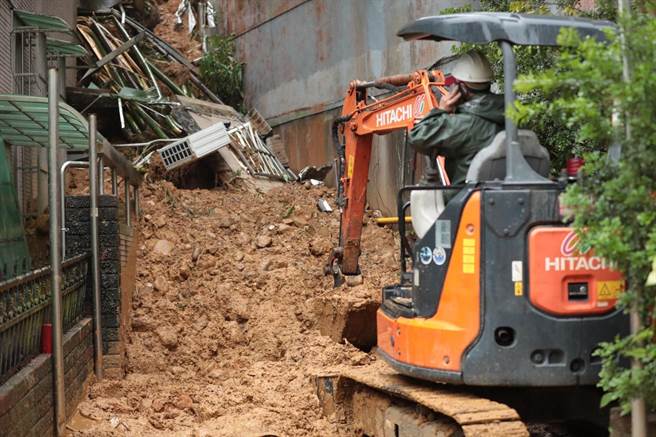 基隆山区持续降雨，暖暖街281巷灾情扩大，后山土方再度崩塌，大量土石、黄泥衝进住宅，已累计7间受灾户。（基隆市政府提供／陈彩玲基隆传真）