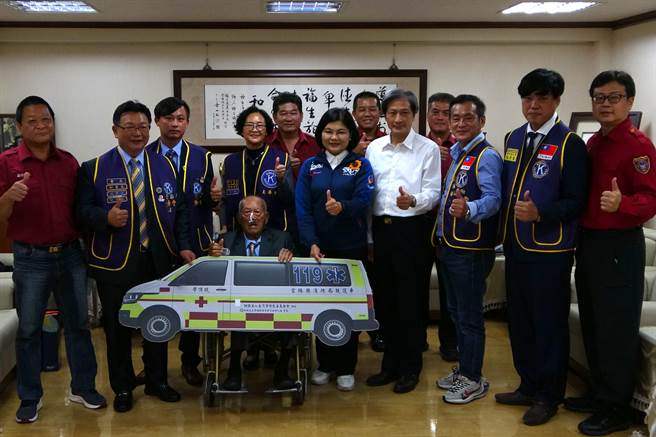雲林縣這三年多來獲各界愛心捐贈，已汰換26部救護車，今（18日）再獲財團法人台灣學傳慈善基金會、國際同濟會雲林區土庫會會長黃建欣聯合捐贈1部，縣長張麗善（右七）致謝。（雲林縣府提供）