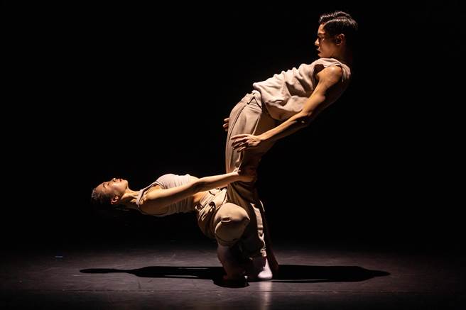 旅欧台湾舞者陈广轩和卢美云，两人合力编创的舞作《Voyage》（旅程），探讨人和人的关系，一举拿下27届西班牙MASDANZA国际当代舞蹈节编舞大赛第二名。（Gregory Batardon摄，陈广轩提供）