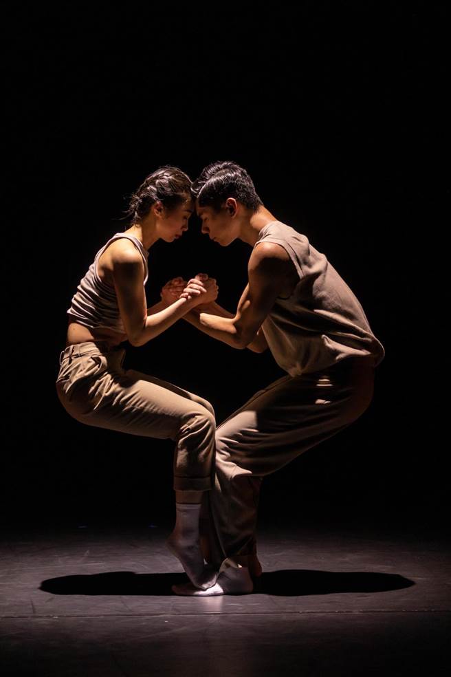 《Voyage》是一支十分仰赖舞者身体重心的舞蹈。（Gregory Batardon摄，陈广轩提供）