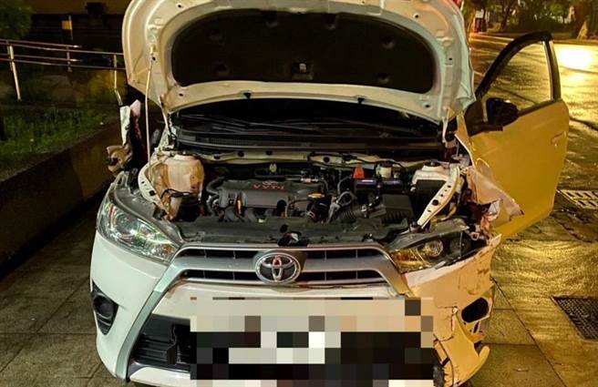 简姓汽车窃盗犯将车辆开进巷弄内自撞民宅墙壁遭逮，车内起出毒品及多面车牌。（警方提供／吕筱蝉桃园传真）