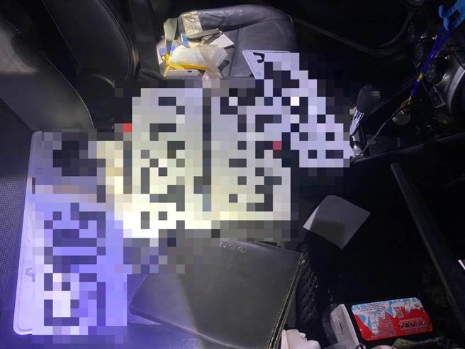 简姓汽车窃盗犯将车辆开进巷弄内自撞民宅墙壁遭逮，车内起出毒品及多面车牌。（警方提供／吕筱蝉桃园传真）