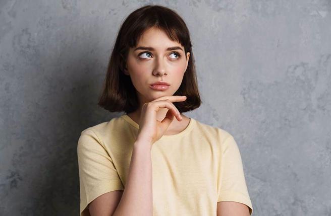 一名女网友对男友不滑手机的习惯感到疑惑。（图／翻摄自shutterstock）
