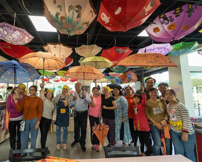 参山处长曹忠猷表示，现在是出外旅游的好时节，参山处于旅展期间推出多样系列游程优惠。（参山处提供／潘虹恩台中传真）