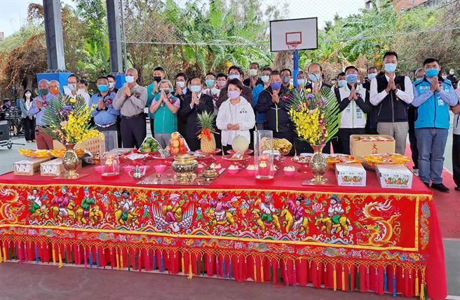 大甲国中活动中心暨手球馆工程动土典礼，今天由市长卢秀燕主持祭拜祈福仪式。(陈世宗摄)