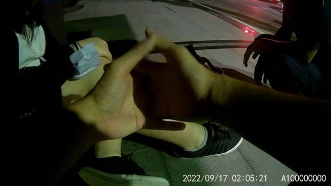 周姓女大生因会网友不顺，凌晨坐在路边。（陈鸿伟翻摄）