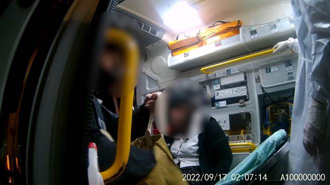 夏男听到警方通知，赶至现场陪周女坐救护车送医。（陈鸿伟翻摄）