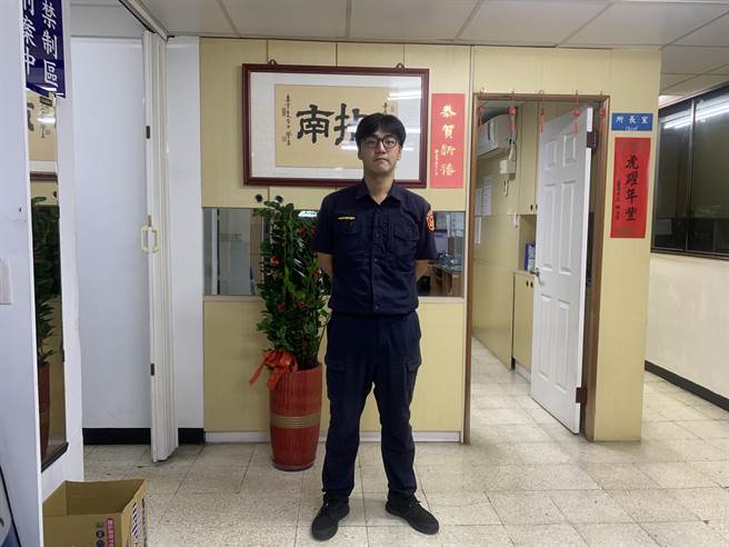 指南所警员龙顗凯热心协助女大生送医。（警方提供）