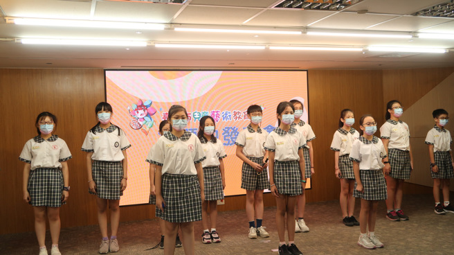 主題曲旋律由由永康國小張嘉純老師協助指導學生演唱，師生聆聽彼此的獨特歌聲，並探索如何堆疊出最協調悅耳的和聲。(照片/台南市教育局提供)