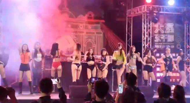 大溪豆干节15、16日举办，桃园市议员詹江村发现电音派对竟有辣妹到场，甚至有抽打屁股桥段。（翻摄照片）