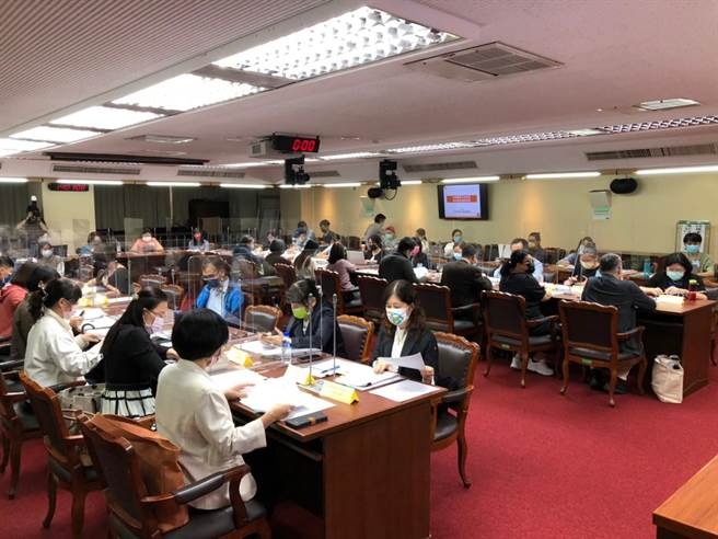 立委吳玉琴、立法院厚生會、財團法人厚生基金會昨（17）共同辦理公聽會，邀請衛福部、失智照顧服務單位、失智家庭從各方觀點共同討論失智個管分流新制的影響與配套措施建議。（台灣失智症協會提供）