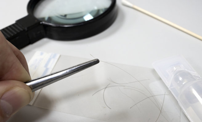 台中一名女子在丈夫的内裤上发现陌生的长髮，才惊觉丈夫外遇。（示意图／Shutterstock）