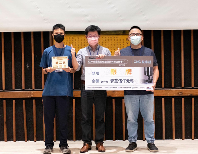 龙华科大机械系五专生刘桂全，荣获CNC铣床组银牌。(照片/龙华科大提供)