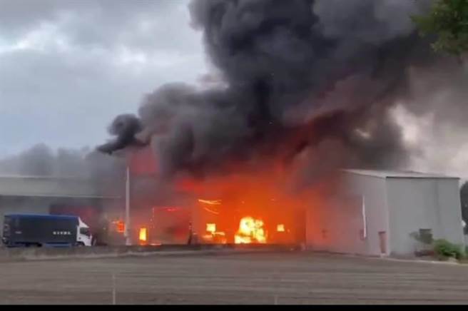 潭子区福贵路一间工厂18日傍晚4时许发生火警。（摘自记者爆料网／陈淑娥台中传真）