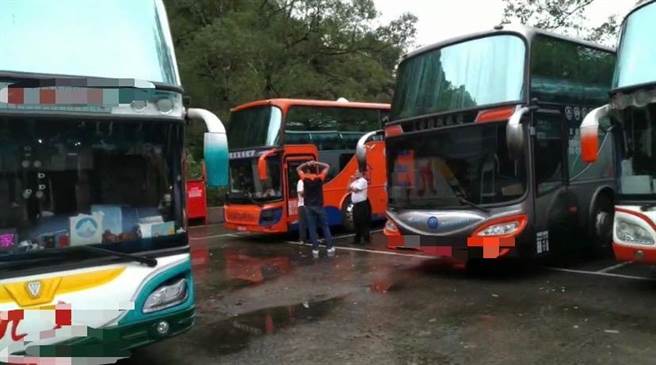 14辆游览车受困于宜兰县栖兰山庄无法下山。（民眾提供／吴佩蓉宜兰传真）