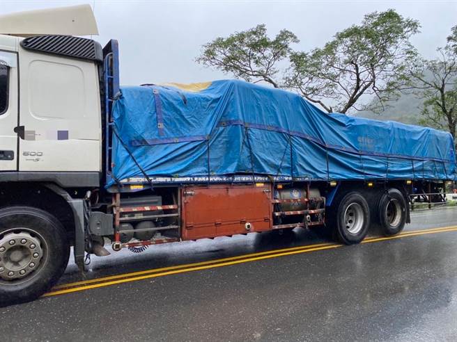 游览车司机指大货车都能行驶宜51县道，为什么他们不能。（民眾提供／吴佩蓉宜兰传真）