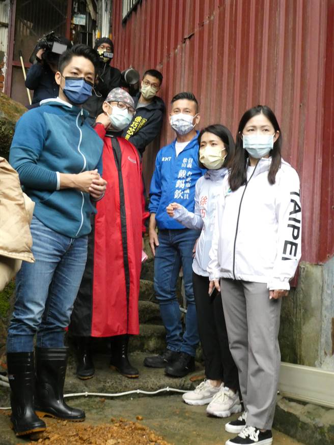 连日豪大雨造成北台湾诸多地区积水，不少山坡地更发生边坡坍塌，台北市象山后方的信义路五段「小九份」地区就爆发土石流情形。国民党台北市长候选人蒋万安下午与市议员徐巧芯、戴锡钦前往会勘，要求改善排水，保障当地居民安全。（周志豪摄）