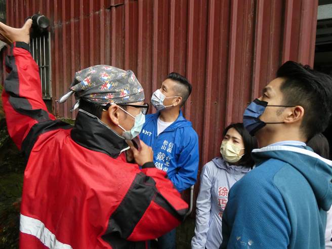 连日豪大雨造成北台湾诸多地区积水，不少山坡地更发生边坡坍塌，台北市象山后方的信义路五段「小九份」地区就爆发土石流情形。国民党台北市长候选人蒋万安下午与市议员徐巧芯、戴锡钦前往会勘，要求改善排水，保障当地居民安全。（周志豪摄）