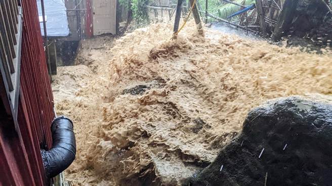 连日豪大雨造成北台湾诸多地区积水，不少山坡地更发生边坡坍塌，台北市象山后方的信义路五段「小九份」地区就爆发土石流情形。国民党台北市长候选人蒋万安下午与市议员徐巧芯、戴锡钦前往会勘，要求改善排水，保障当地居民安全。（徐巧芯提供）