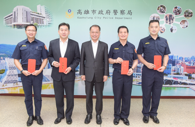 黄明昭颁发扫黑、打诈、缉毒等集团性犯罪奖励金及选举治安维护工作慰勉金，肯定高市警局同仁在净化选前治安展现具体成效。(高雄市警察局提供)