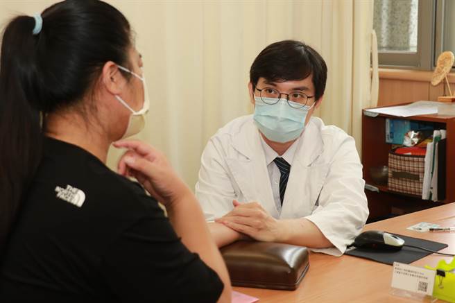 台中慈济医院医师郑群耀建议，患有甲状腺节结患者除定期回诊，更需要保持作息规律习惯。（台中慈济医院提供／陈淑娥台中传真）