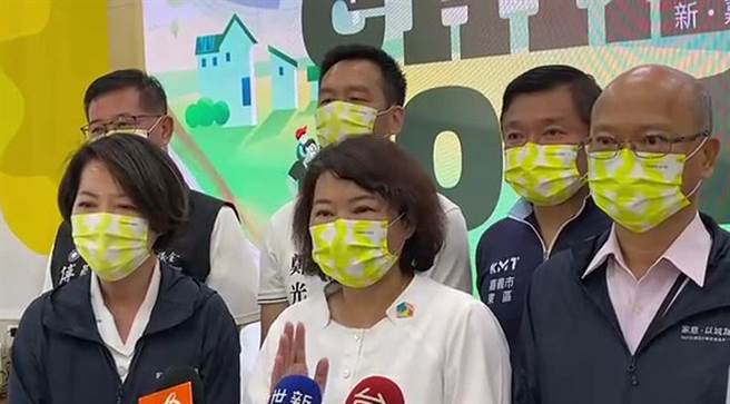 嘉義市長黃敏惠（中）強調鐵路高架化要地方負擔48.2億、輕軌未蓋，對嘉義市不公平。（廖素慧攝）