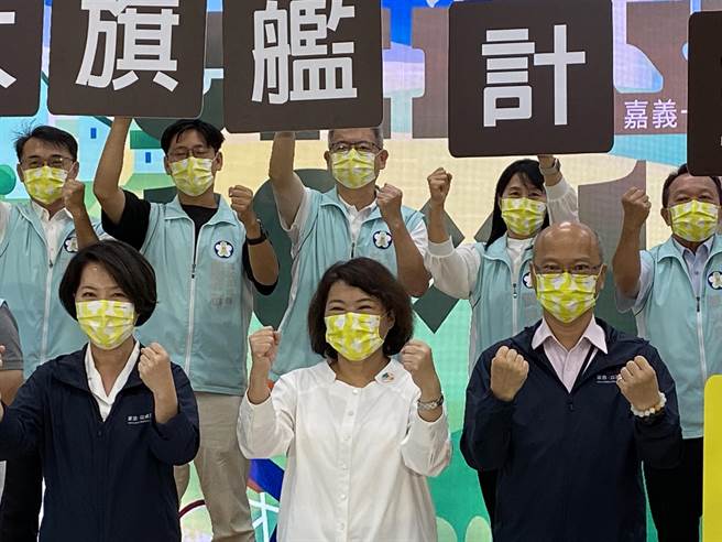 嘉義市長黃敏惠（中）強調提出十大旗鑑計畫藍圖要帶動嘉義市跨大步向前進。（廖素慧攝）