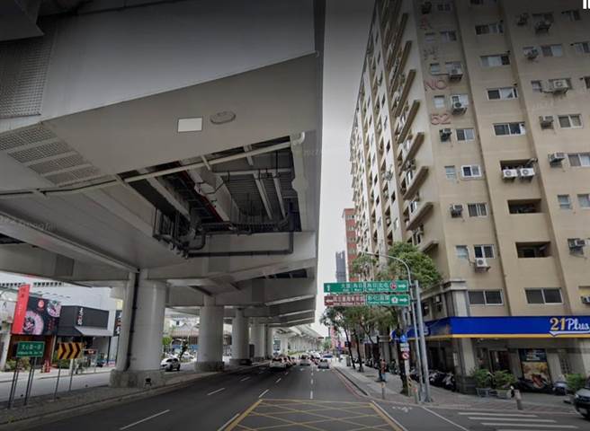 台中市议员何文海表示，站体、桥墩与地面形成「ㄈ」字型，导致道路交通噪音弹向站点旁住宅大楼。（何文海提供／张亦惠台中传真）