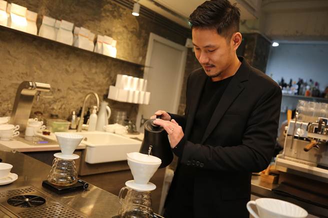 世界冲煮大赛冠军王策现场手冲咖啡并传授啜饮技巧。（TWININGS唐寧茶提供）