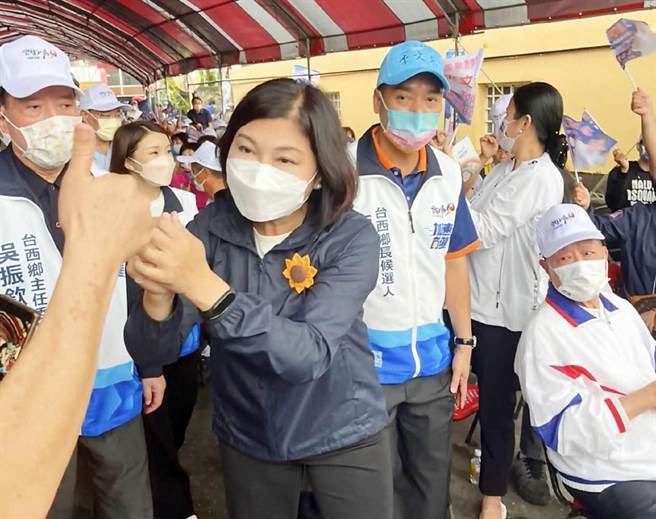 张丽善（前左二）固守云林海区战果，陆续成立后援会。（摘自张丽善脸书／张朝欣云林传真）