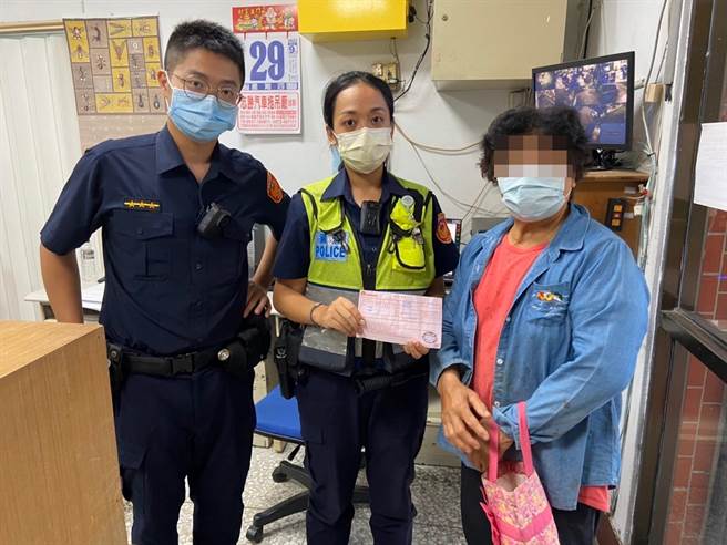 花莲凤林镇一名72岁陈姓阿嬷接到诈骗集团假冒侄子来电，表示急需20万元投资开公司，将现金匯款至指定帐户后才惊觉自己受骗，经员警通报银行将匯款单抽出并取消匯款，成功保住阿嬷的养老金。（凤林警分局提供／罗亦晽花莲传真）