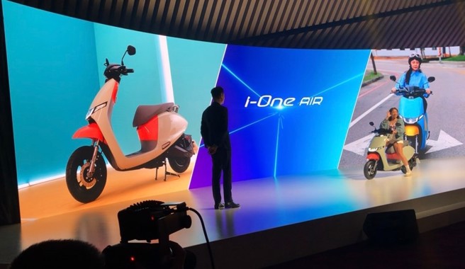 最轻巧灵活的绿牌电动机车i-Ｏne Ａir。（图／中时）