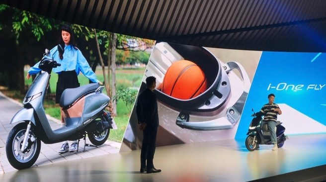 最高续航力的白牌电动机车i-One Fly。（图／中时）