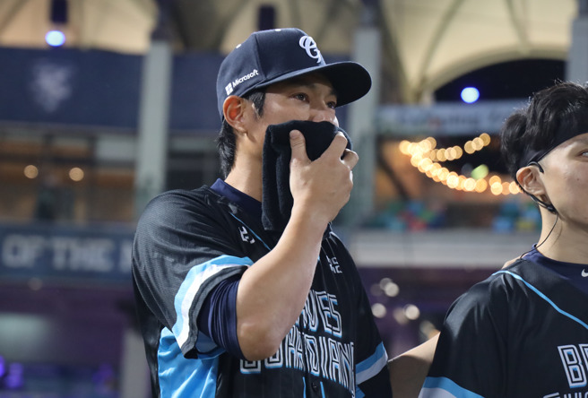 詹智尧在赛前引退仪式泪崩。（富邦悍将提供）