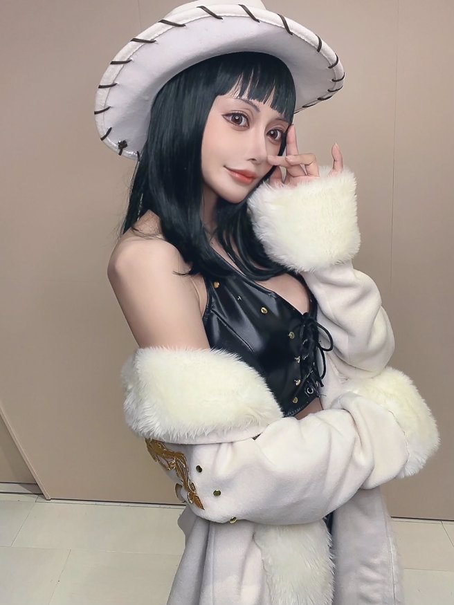 明日花绮罗化身海贼王的角色妮可罗宾。（图／明日花绮罗推特）