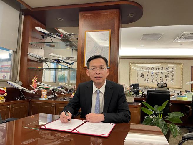（民航局长林国显签署台英双边促进航空安全工作协议。图／民航局提供）