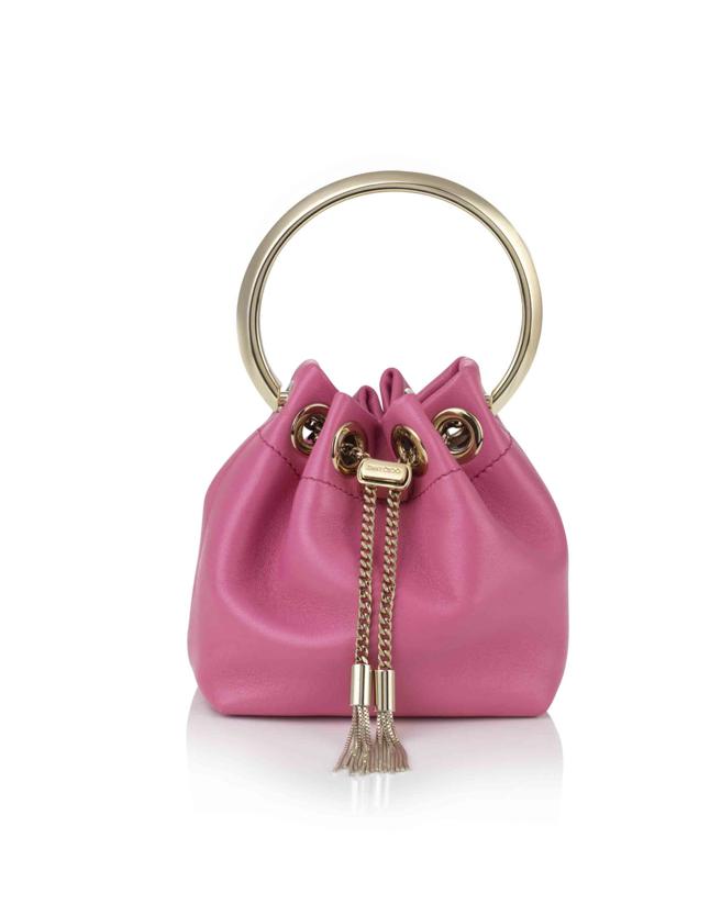 JIMMY CHOO MICRO BON BON（蜜糖粉）， 3万800元。（JIMMY CHOO提供）