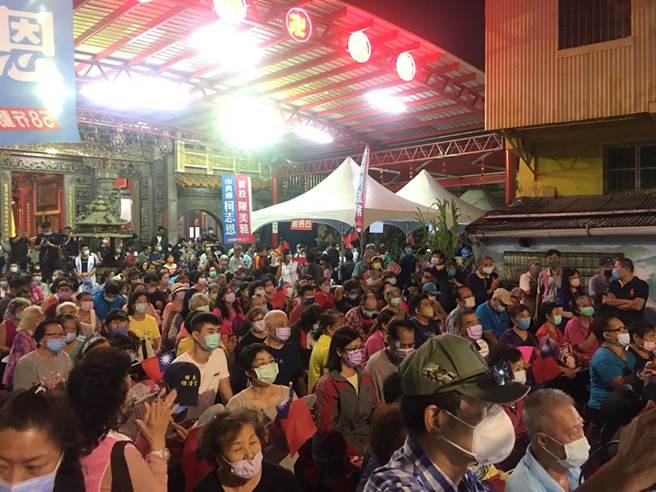 国民党高雄市长候选人柯志恩18日晚间于内惟赤龙宫举办庙口开讲，表定晚间8时30分许到，到晚间7时许就有多名支持者到场。（崔正纲摄）